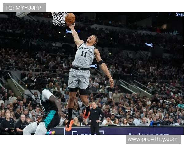 米奇约翰逊赞文班表现全面弗拉格实力令人瞩目